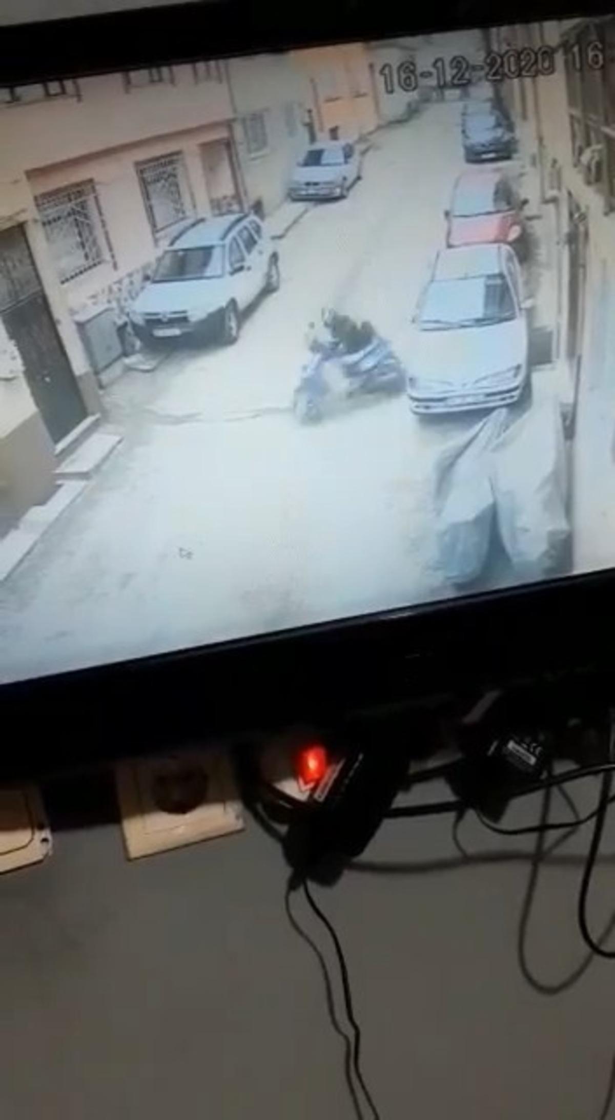 Bursa&rsquo;da motosikletiyle tek teker &uuml;st&uuml;nde giden s&uuml;r&uuml;c&uuml;n&uuml;n d&uuml;şme anı kamerada