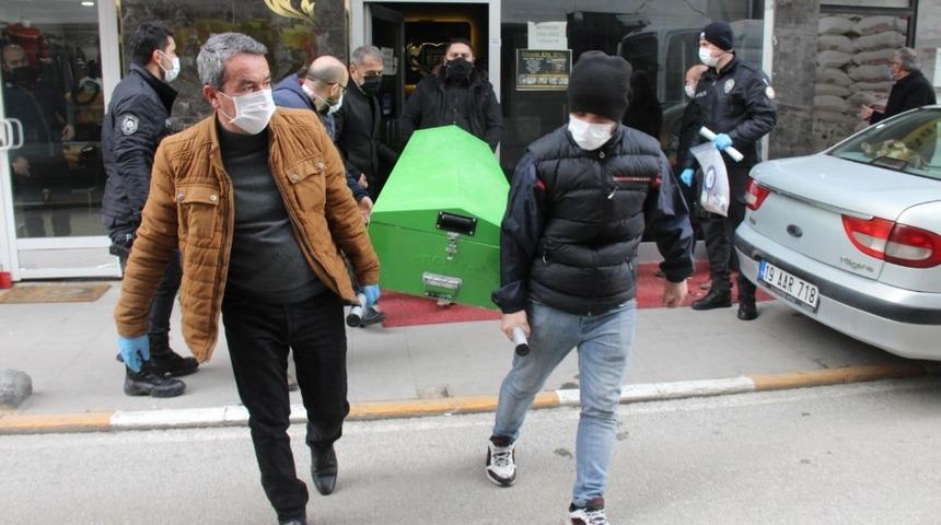 Otel odasında ölü bulundu