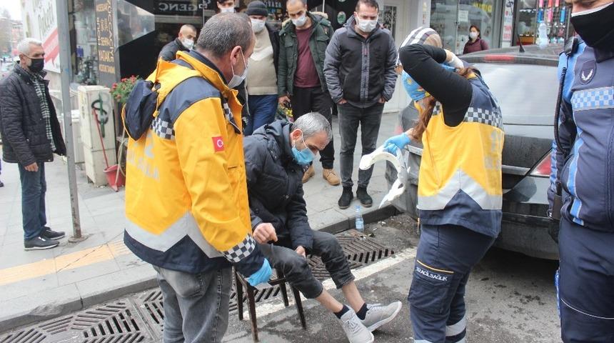 Ayağının üzerinden otomobil geçen yaya yaralandı
