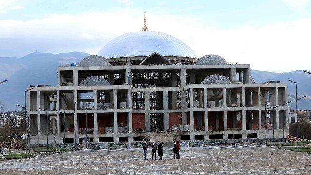 Başkan Büyükakın, Kartepe kent meydanı çalışmalarını inceledi