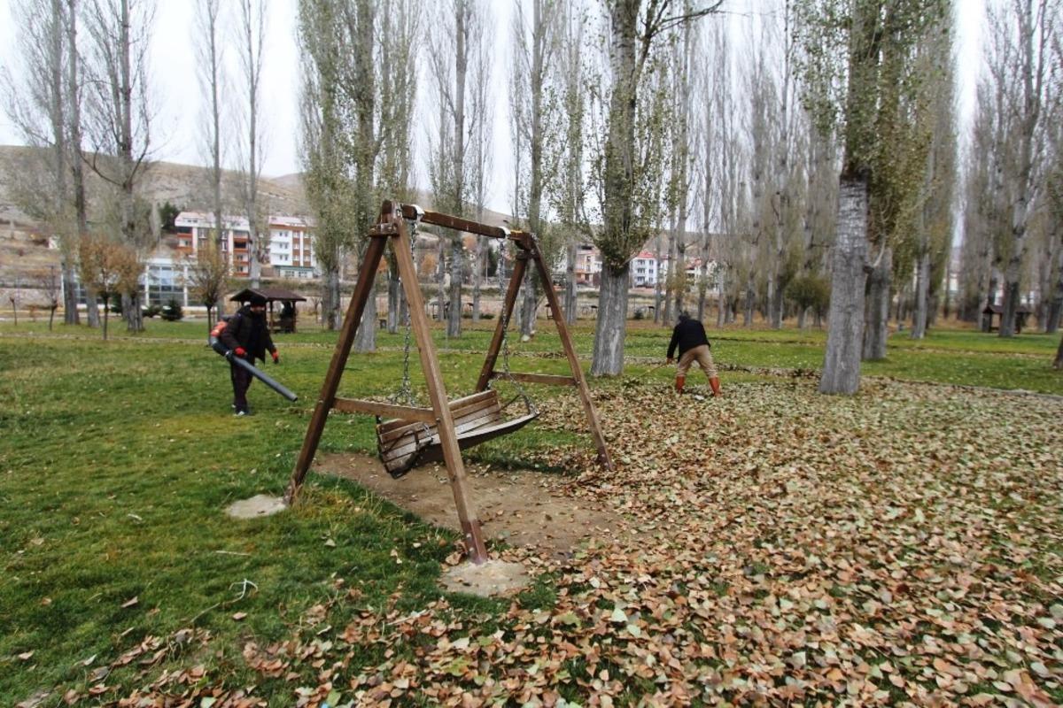 Park ve bah&ccedil;elerde temizlik ve bakım &ccedil;alışmaları devam ediyor
