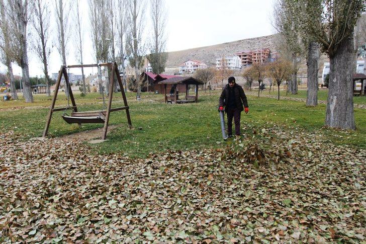 Park ve bahçelerde temizlik ve bakım çalışmaları devam ediyor G3