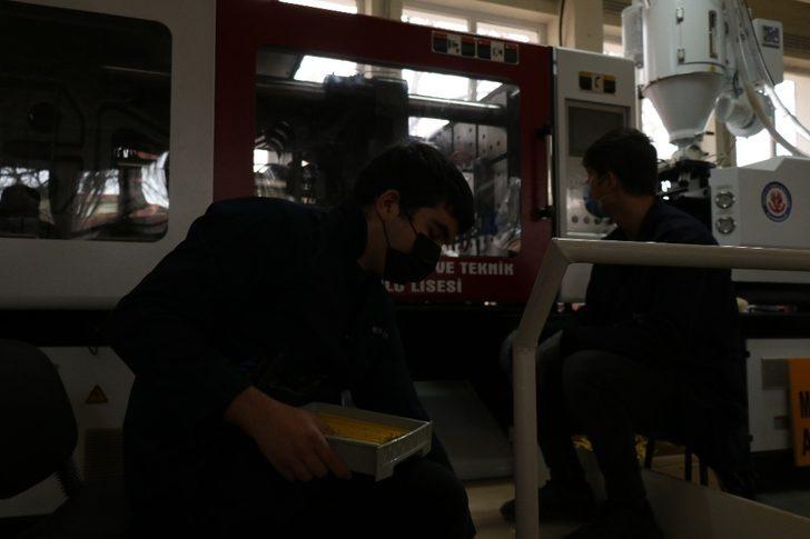 Kırşehir MTAL’nde gece-gündüz plastik şablon ve plastik şerit üretimi yapılıyor G3