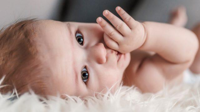 Sürekli parmak emen bir bebeğiniz varsa bu 5 nedene dikkat!