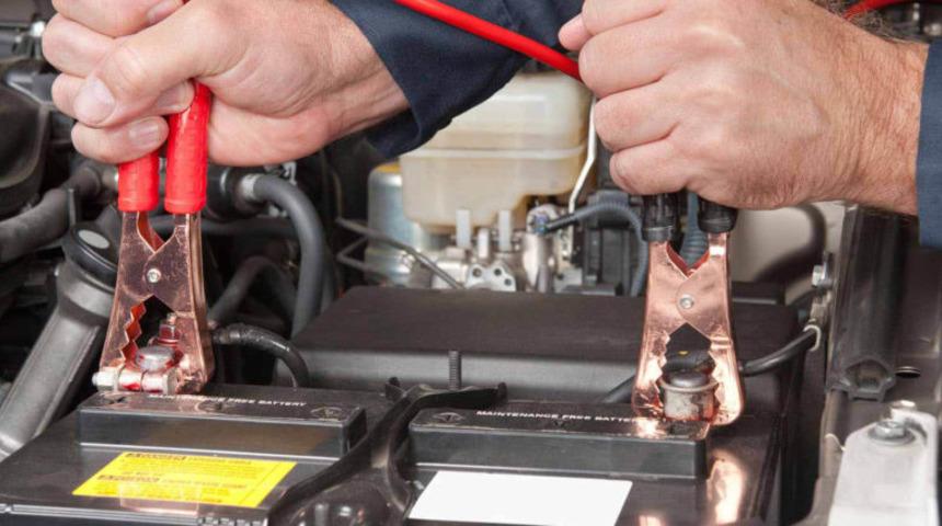 Ak&uuml;n&uuml;z boşaldığında ak&uuml; takviyesi nasıl yapılır? Dikkat araba ak&uuml;n&uuml;z bu sebeplerden dolayı bitebilir!