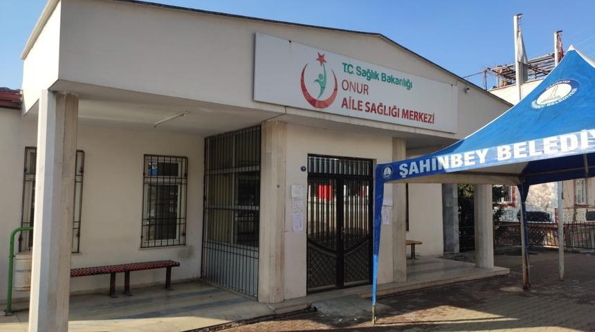 Koronavirüs testi yaptıran kişi, içine tükürdüğü suyu aile hekiminin üzerine döktü