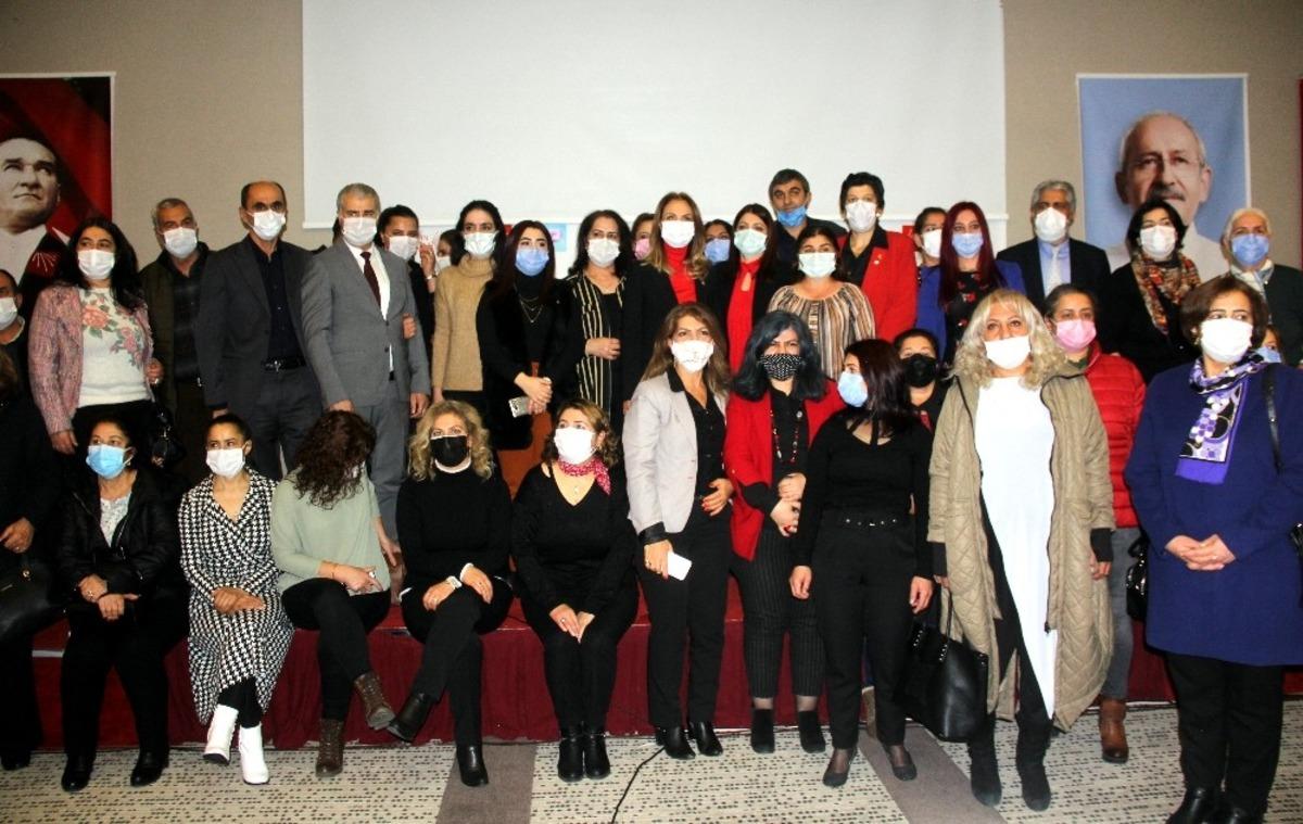 CHP&rsquo;ye katılan 107 kadın &uuml;yeye rozetleri takıldı