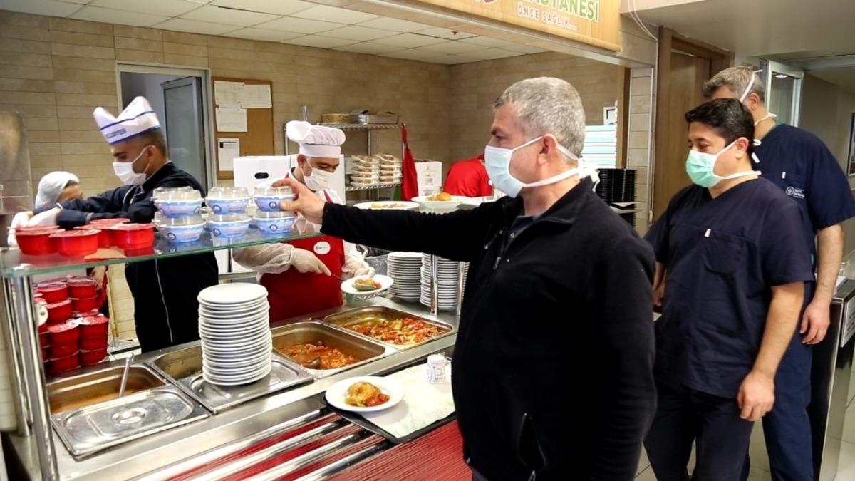 Korona vir&uuml;sle m&uuml;cadele kahramanlarına aşure ikramı