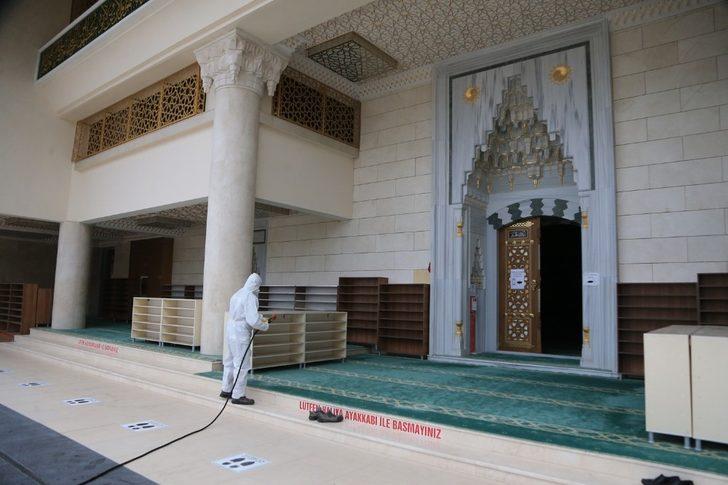 İbadethaneler salgına karşı dezenfekte ediliyor G1