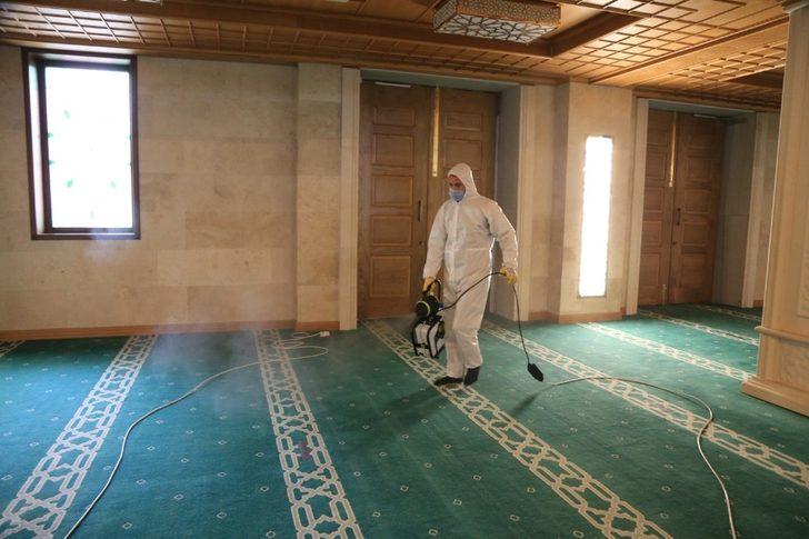 İbadethaneler salgına karşı dezenfekte ediliyor G2
