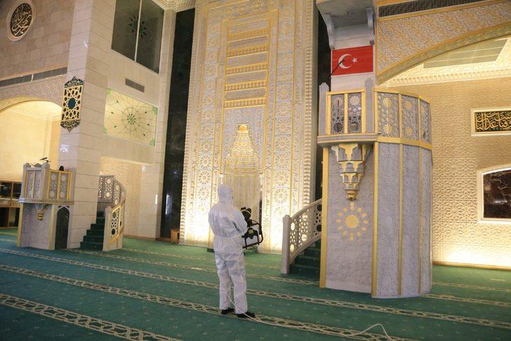 İbadethaneler salgına karşı dezenfekte ediliyor G3