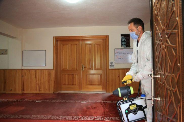 İbadethaneler salgına karşı dezenfekte ediliyor G4