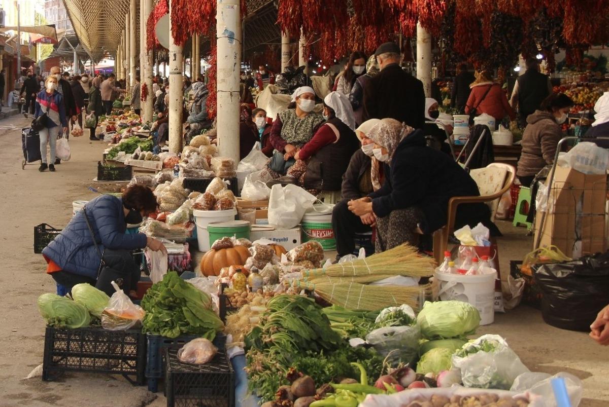 Vatandaşlar halk pazarında temkinli