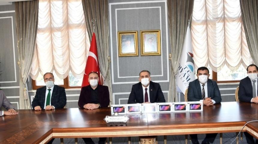 Elazığlı iş adamından Adıyamanlı &ouml;ğrencilere tablet