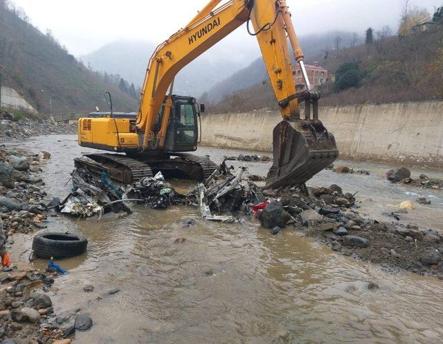 Giresun’da 22 Ağustos’taki selde dereye düşen 2 otomobile ulaşıldı