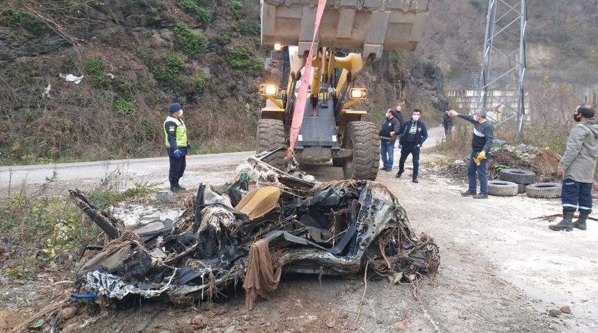Giresun’da 22 Ağustos’taki selde dereye düşen 2 otomobile ulaşıldı