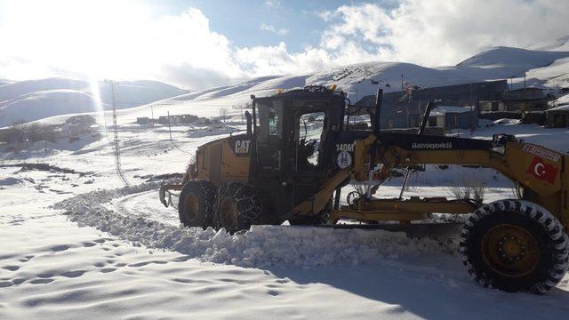 Oltu Mahalle yollarında kar temizliği