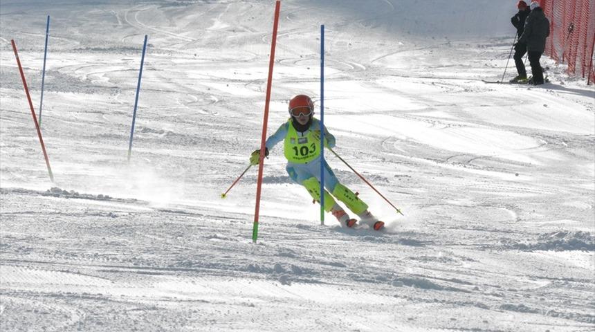 FIS Uluslararası Alp Disiplini Anadolu Kupası'nda &uuml;&ccedil;&uuml;nc&uuml; g&uuml;n yarışları tamamlandı