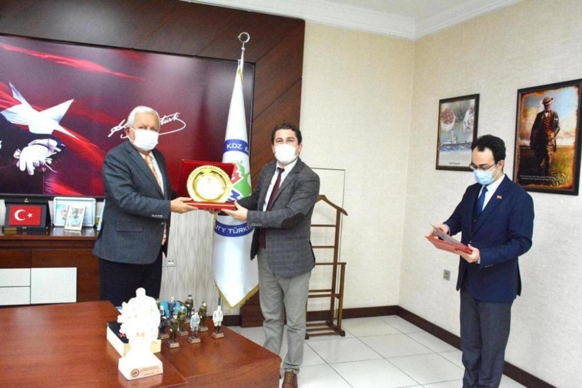 Sempozyum d&uuml;zenleyen ekibe teşekk&uuml;r plaketi verildi