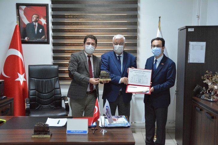 Sempozyum düzenleyen ekibe teşekkür plaketi verildi G2