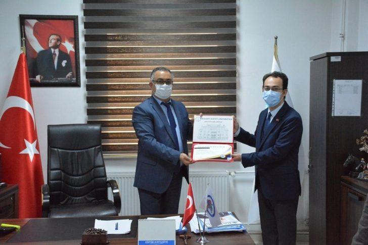 Sempozyum düzenleyen ekibe teşekkür plaketi verildi G4