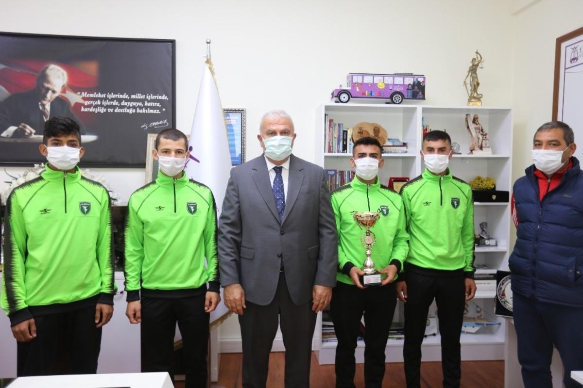 Şampiyon atletler, Başkan Atay&rsquo;ı ziyaret etti
