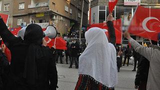 Şırnak'ta HDP'li grup, PKK'ya tepki için eylem yapan terör mağduru anneleri taşladı