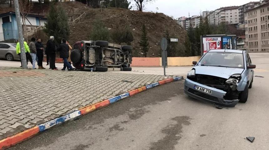 Otomobilin &ccedil;arptığı cip devrildi