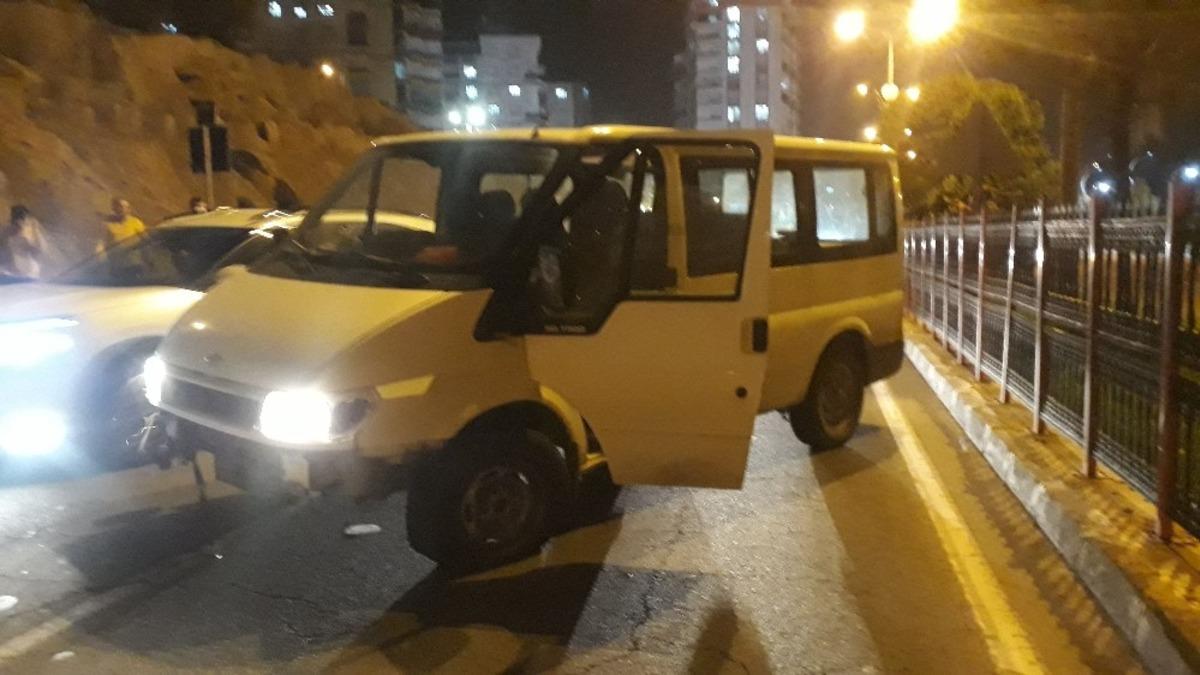 Transit araca &ccedil;arpan s&uuml;r&uuml;c&uuml; ka&ccedil;tı