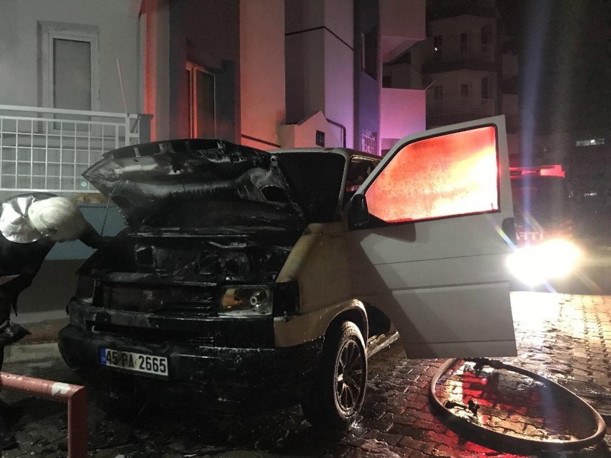 Bir g&uuml;n &ouml;nce tamir ettirdiği kamyoneti yandı