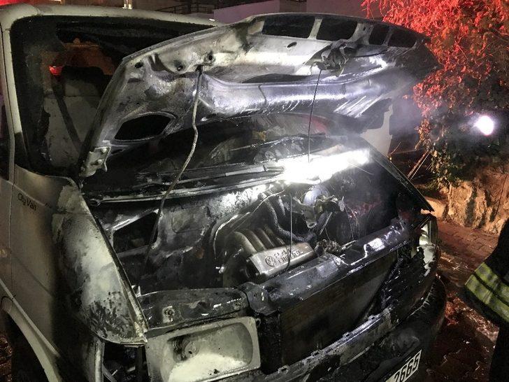 Bir gün önce tamir ettirdiği kamyoneti yandı G3