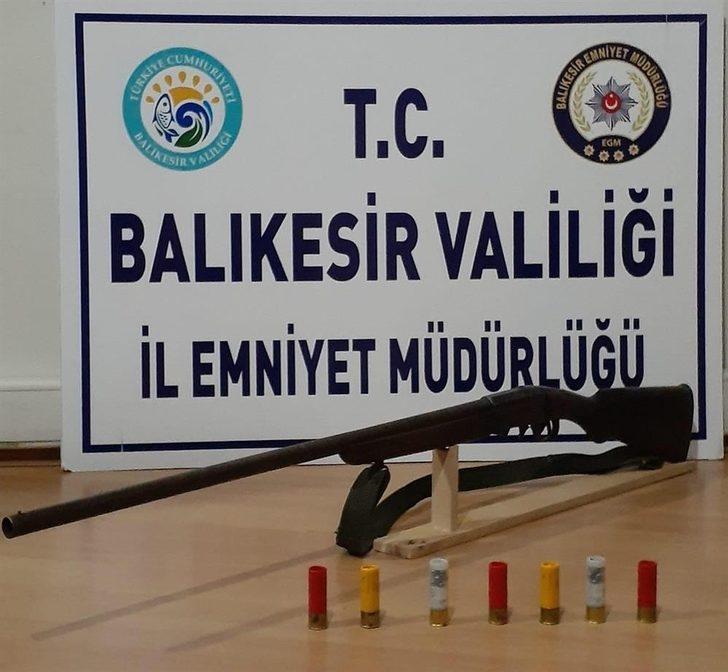 Balıkesir’de polis 6 aranan şahsı yakalarken, 9 silah ele geçirdi G1