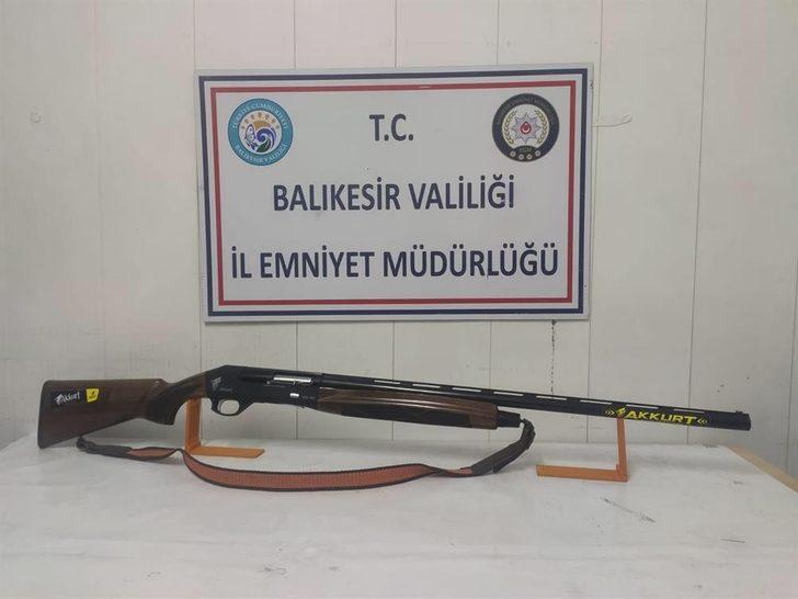 Balıkesir’de polis 6 aranan şahsı yakalarken, 9 silah ele geçirdi G2