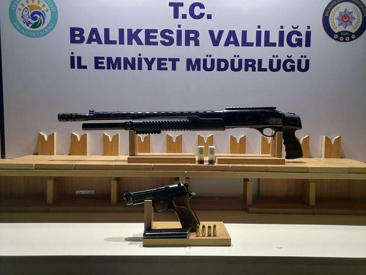 Balıkesir’de polis 6 aranan şahsı yakalarken, 9 silah ele geçirdi G3