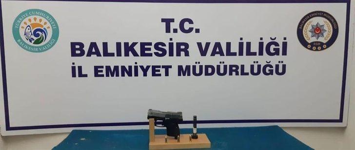 Balıkesir’de polis 6 aranan şahsı yakalarken, 9 silah ele geçirdi G4