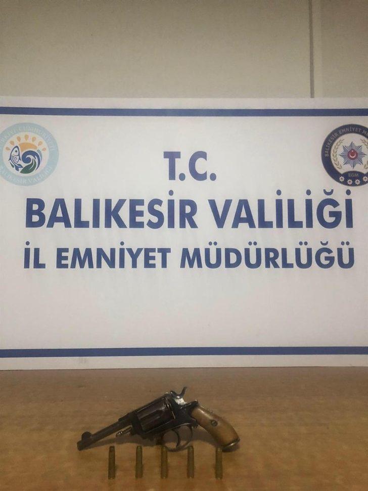 Balıkesir’de polis 6 aranan şahsı yakalarken, 9 silah ele geçirdi G5