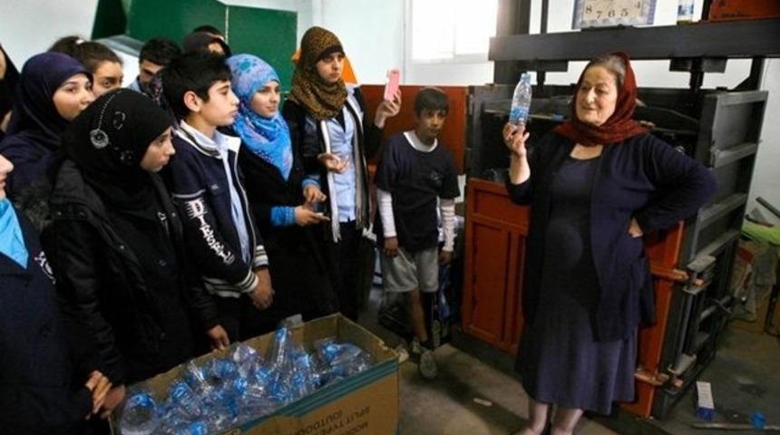 Kadınlarla el ele verdi! &Ouml;nce k&ouml;y&uuml; sonra Beyrut'u temizlediler: 81 yaşındaki Zeinab Moukalled ile tanışın