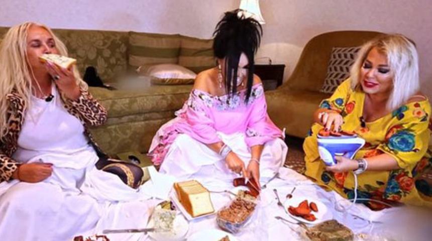 D&uuml;nyanın Altını &Uuml;st&uuml;ne Getiriyorlar: D&uuml;nya G&uuml;zellerinin Hindistan'da Yemekle İmtihanı!