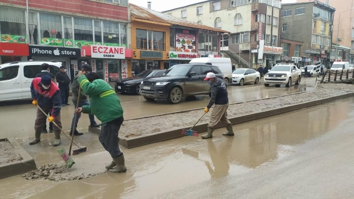 Yağışlardan sonra oluşan &ccedil;amur temizlendi