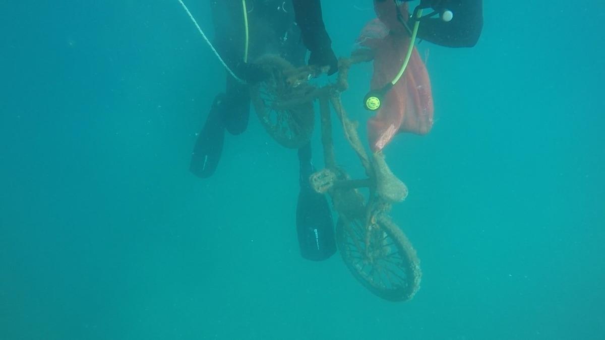 Denizden bisiklet &ccedil;ıktı, dalgı&ccedil;lar şaşırdı