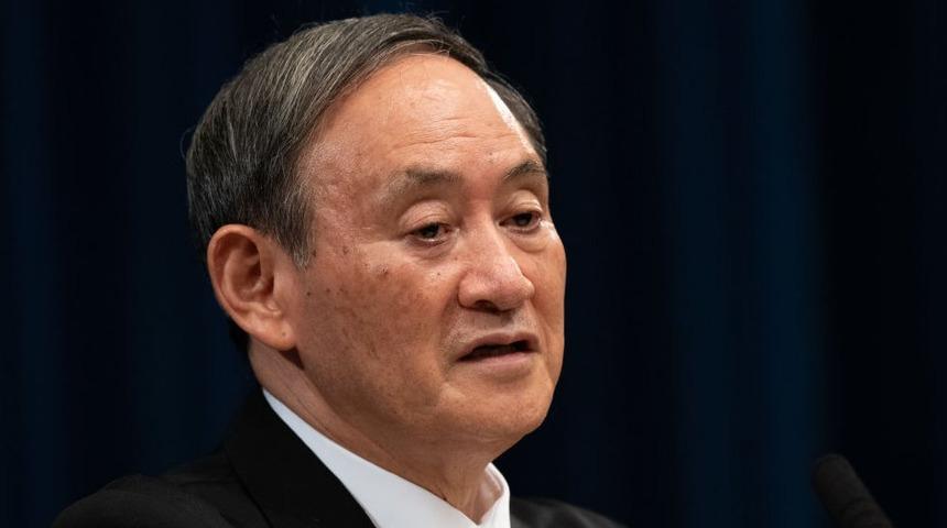 Koronavir&uuml;s kısıtlamalarını ihl&acirc;l eden Japonya Başbakanı Sufga halktan &ouml;z&uuml;r diledi: "Davranışlarımı acilen g&ouml;zden ge&ccedil;irmem gerek"
