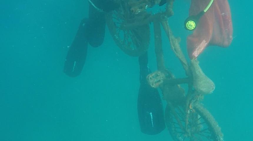 Denizin dibinden bisiklet çıkarıldı! Ekipler ve vatandaşlar şaşkına döndü