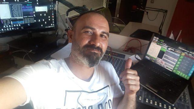 Kırşehir’li radyo spikeri, bozlak türküleri ile sanatçılardan canlı performans alıyor