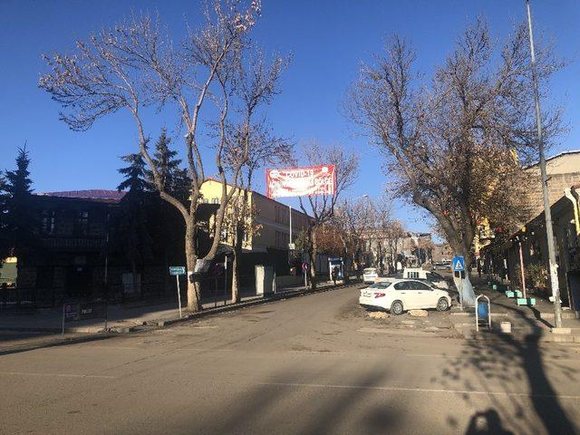 Kars’ta bazı caddelere uyarıcı afişler asıldı