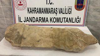 2 bin yıllık mezar taşını satmaya götürürken jandarmaya yakalandı