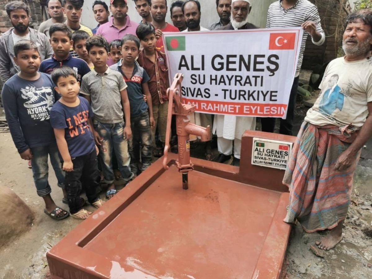 Sivaslı iş adamından Bangladeş&rsquo;te &uuml;&ccedil; su kuyusu