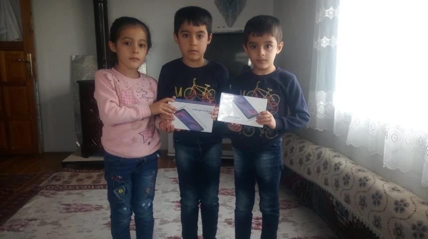 &rsquo;Kutu kutu pense&rsquo; oynayarak tablet isteyen &uuml;&ccedil;&uuml;zlerin hayali ger&ccedil;ekleşti