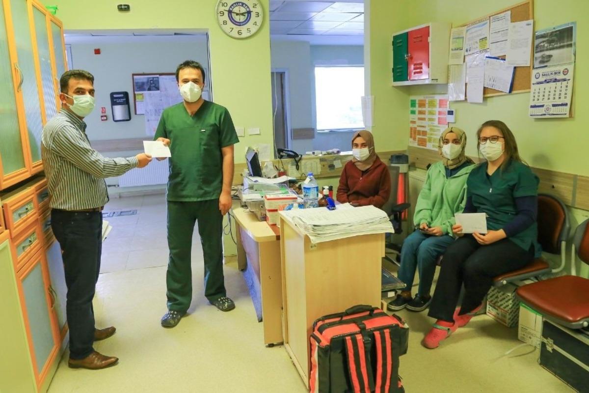 Hadim&rsquo;de &ouml;ğrencilerden sağlık &ccedil;alışanlarına mektup