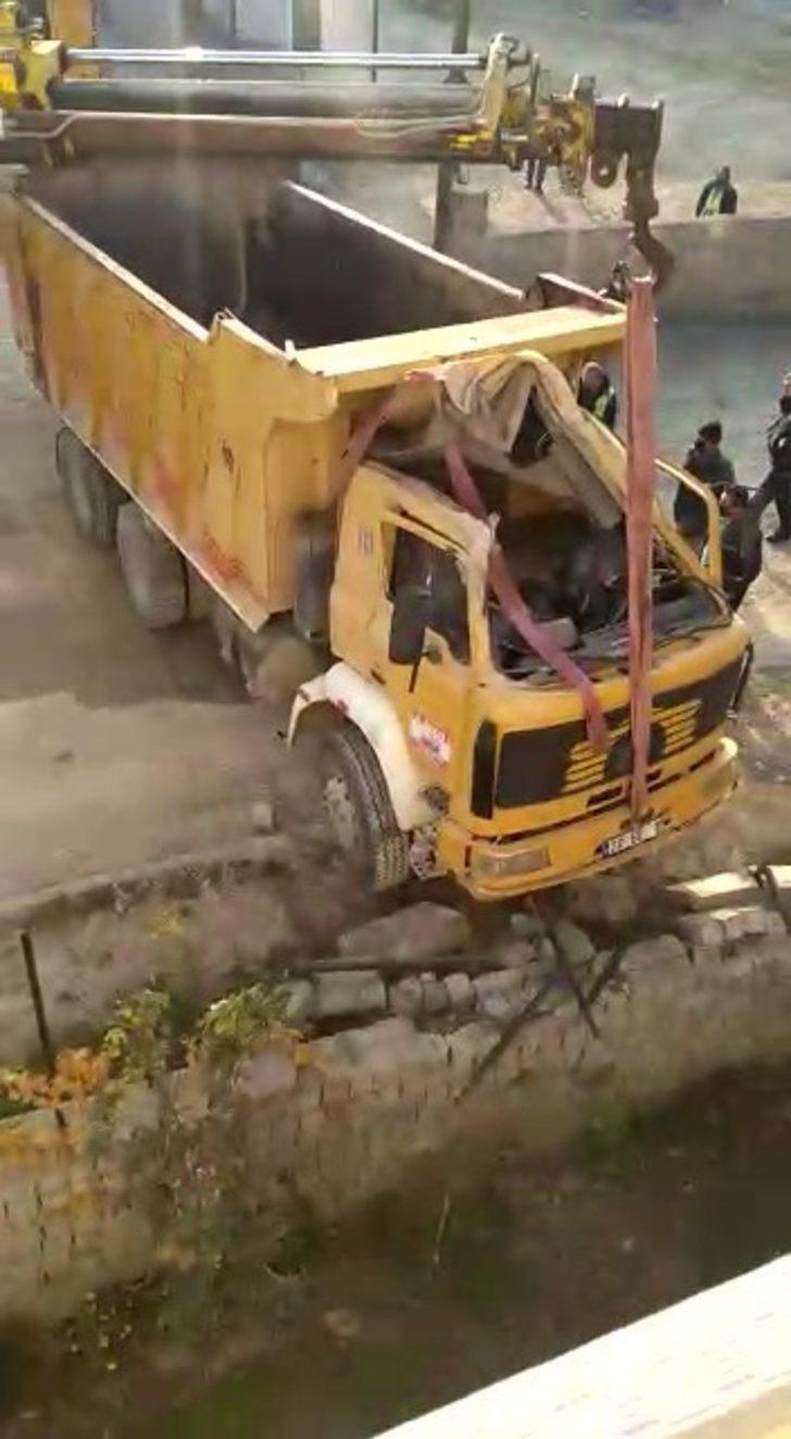 Freni boşalan hafriyat kamyonu ev ve yol arasında asılı kaldı G2