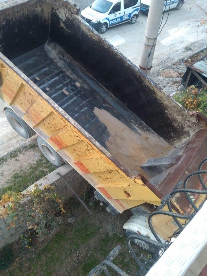 Freni boşalan hafriyat kamyonu ev ve yol arasında asılı kaldı G4